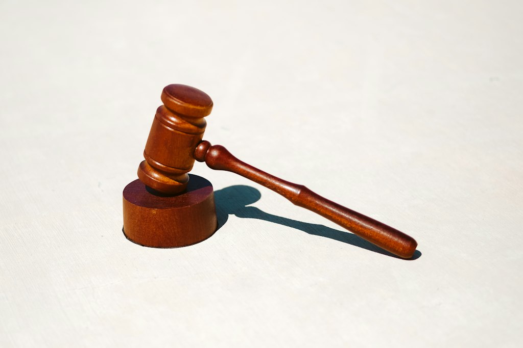 L'IA au banc des juges : un magistrat britannique prône la justice automatisée